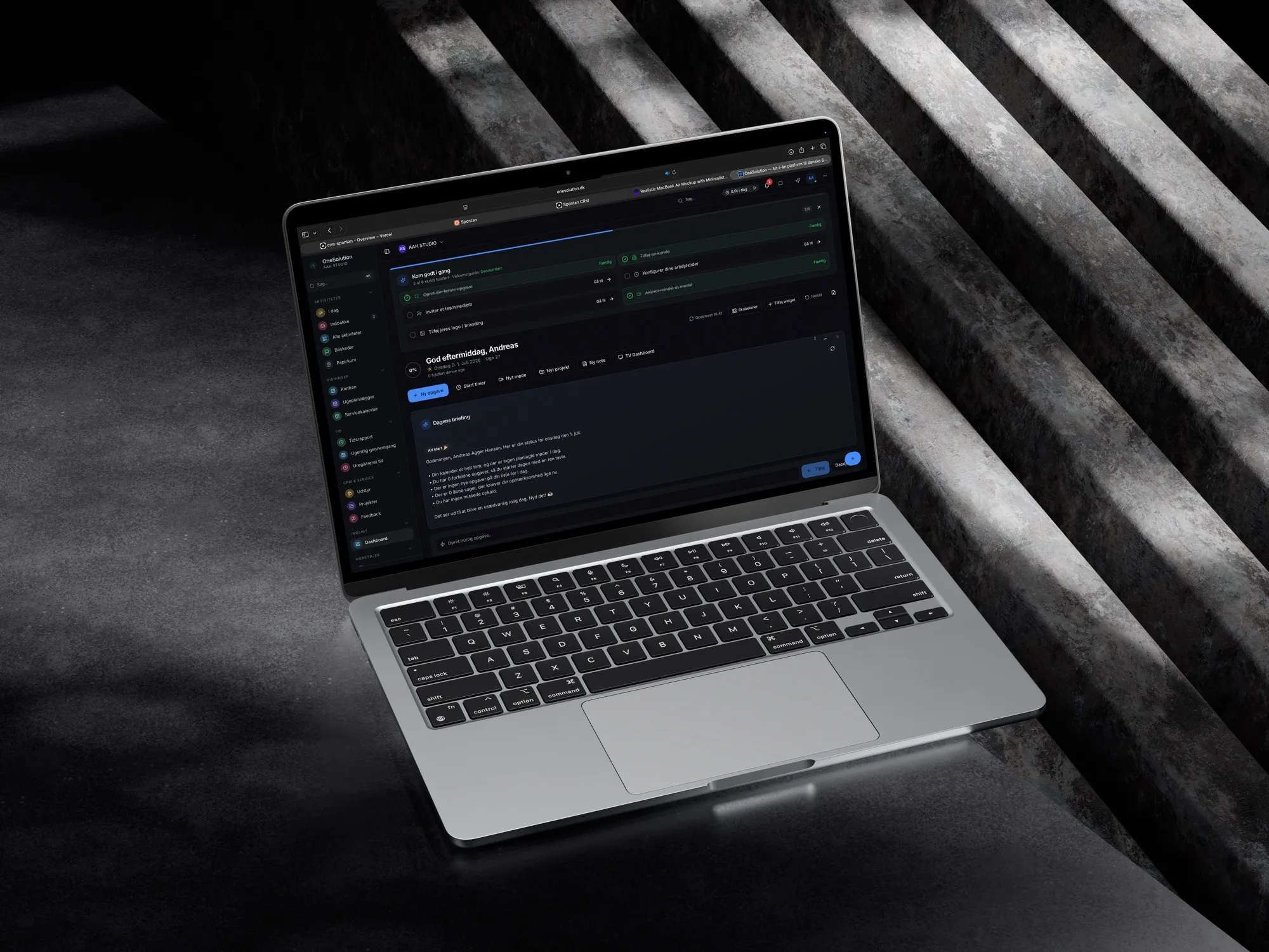Onesolution vist på en MacBook: CRM, opgaver, kalender og dashboard i én modulær platform